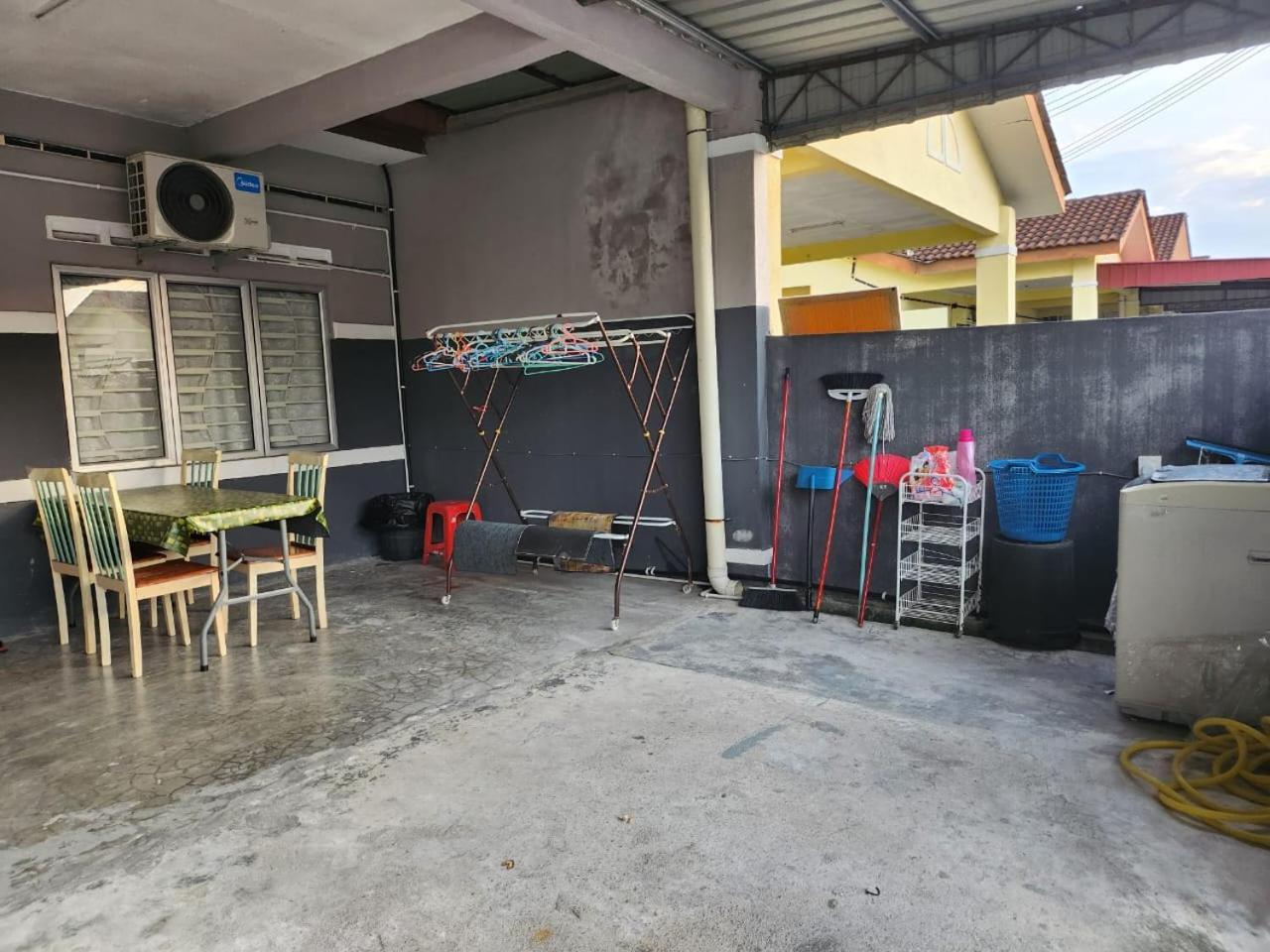 Taufiq 34 Klia Sepang With 3 Airconds & Free Wi-Fi Βίλα Banting  Εξωτερικό φωτογραφία